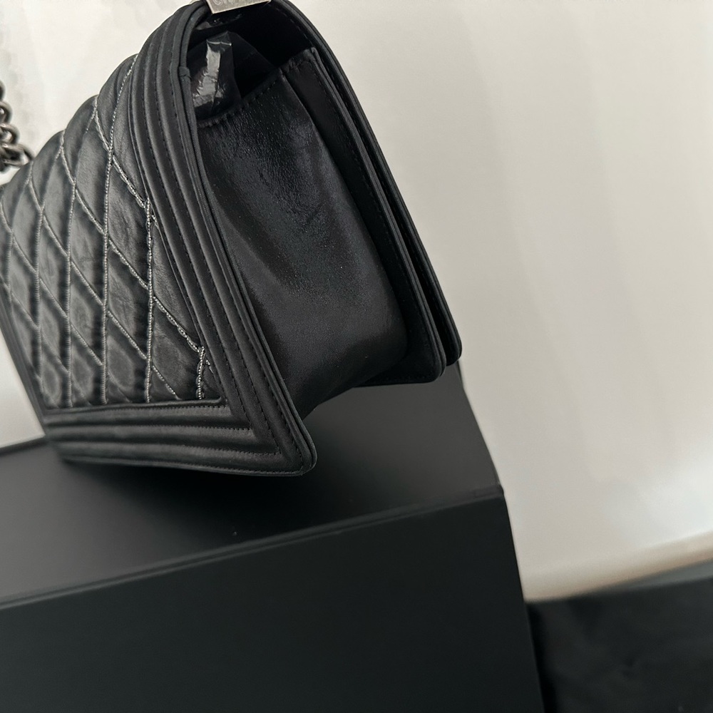 Chanel Medium Boy Bag - Picture 4 of 8